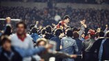 Bryan Robson wurde auf Händen getragen, nachdem ManU 1984 Barcelona im Viertelfinale des Pokals der Pokalsieger rausgeworfen hatte