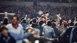 Bryan Robson levado em ombros após o United eliminar o Barcelona nos quartos-de-final da Taça das Taças de 1984