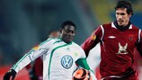 Obafemi Martins (VfL Wolfsburg) y César Navas (FC Rubin Kazan)