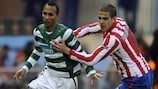 Álvaro Domínguez (right) tussles with Sporting's Liedson during the first leg