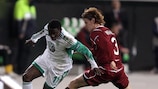 Obafemi Martins (VfL Wolfsburg) y Cristian Ansaldi (FC Rubin Kazan)