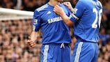 Frank Lampard es felicitado por John Terry tras marcar cuatro goles en la victoria del Chelsea