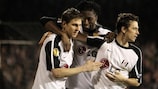 Simon Davies (derecha) celebra uno de los cuatro goles del Fulham a la Juventus
