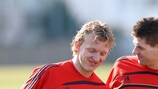 Dirk Kuyt and Steven Gerrard in training before the decider against Benfica