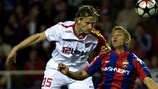 Marius Stankevicius pelea un balón con Keisuke Honda (PFC CSKA Moskva) en un encuentro con el Sevilla la pasada campaña