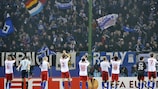 Los jugadores del Hamburgo aplauden a sus aficionados tras ganar por 3-1 al Anderlecht