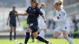 Louisa Nécib tent d'échapper à Frida Östberg au match aller, à Gerland