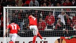 Óscar Cardozo anota el empate del SL Benfica desde los once metros