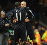 Die beiden Torschützen Arjen Robben und Ivica Olić bejubeln das Weiterkommen der Bayern