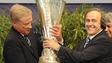 Кубок УЕФА передан Гамбургу