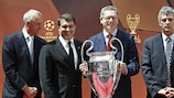 Troféu entregue a Madrid