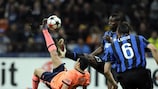 Mario Balotelli (Inter Milan) au duel avec Pedro Rodríguez (Barcelone)