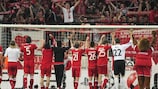 Les joueurs du FC Bayern München célèbrent la victoire face à l'Olympique Lyonnais devant leur public