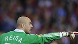 Pepe Reina shouts instructions to his defence at the Vicente Calderón