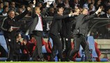 Louis van Gaal (à direita) e todo o banco do Bayern festeja após o apito final