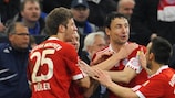Thomas Müller festeja com os colegas de equipa do Bayern após marcar frente ao Schalke
