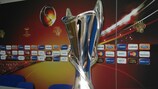 El trofeo de la UEFA Champions League Femenina
