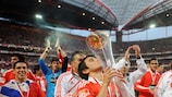 Javier Saviola kisses the trophy after Benfica are confirmed as Portuguese champions