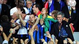 Wesley Sneijder e José Mourinho festeggiano il trionfo del 2010 con l'Inter