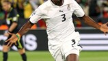 Asamoah Gyan recebe felicitações após marcar de penalty