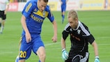 Vitali Rodionov (FC BATE) y Gunnleifur Gunnleifsson (FH)