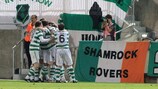 Les joueurs du Shamrock Rovers FC célèbrent leur qualification pour le troisième tour