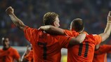 Dos jugadores clave en Holanda, Dirk Kuyt y Arjen Robben, celebran un gol contra Brasil