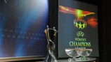 Трофей женской Лиги чемпионов УЕФА выставлен в зале, где состоится жеребьевка