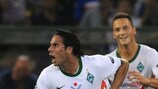 Claudio Pizzaro, do Werder Bremen, festeja o seu golo ante a Sampdória