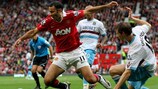 Ryan Giggs (Manchester United) en duel avec Jonathan Spector (West Ham United)
