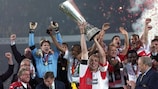 Triunfos de Sevilha e Feyenoord