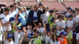 O presidente da UEFA visitou uma Open Fun Football School em Tbilisi, na Geórgia
