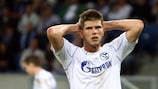 Klaas-Jan Huntelaar mostra a sua frustração após a estreia no Schalke