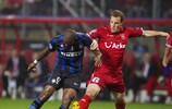 Samuel Eto'o (FC Internazionale Milano) et Wout Brama (FC Twente) se sont séparés sur un match nul