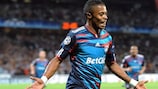 Michel Bastos comemora o golo da vitória do Lyon sobre o Schalke