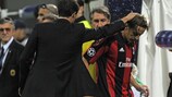 Massimo Ambrosini (à direita) é confortado pelo treinador Massimiliano Allegri