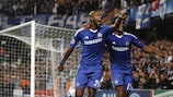 Florent Malouda (derecha) celebra el segundo gol del Chelsea con Nicolas Anelka
