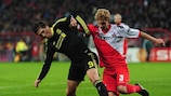 Liverpools Stürmer Fernando Torres gegen Mircea Nesu