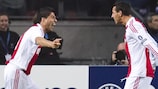 Luis Suárez celebra el gol junto a Mounir El Hamdaoui