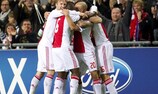 Les joueurs de l'Ajax fêtent l'ouverture du score de Demy de Zeeuw