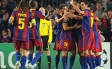 Игроки "Барселоны" ликуют после забитого гола