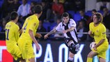 Vieirinha remata ante Gonzalo Rodríguez en el partido de ida disputado en El Madrigal