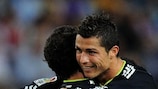 Gonzalo Higuaín congratulates Cristiano Ronaldo after a goal against Málaga