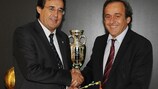 O predidente da Federação Maltesa de Futebol, Norman Darmanin Demajo, e o presidente da UEFA, Michel Platini
