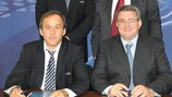 O presidente da federação albanesa, Armand Duka, assinou a Carta do Futebol de Formação da UEFA ao lado de Michel Platini