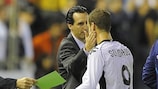 Valencia coach Unai Emery congratulates Roberto Soldado following the strikers' substitution