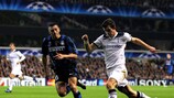 Gareth Bale (Tottenham Hotspur FC) eilt an Lucio vorbei