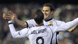 Roberto Soldado e Juan Mata festejam um dos golos com que o Valência goleou o Bursaspor