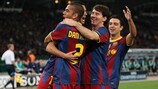 Daniel Alves (esq.) e Lionel Messi (dir.) abraçam Pedro Rodríguez, autor do golo que abriu caminho à vitória