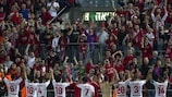 Os jogadores do Hapoel celebram a vitória sobre o Benfica